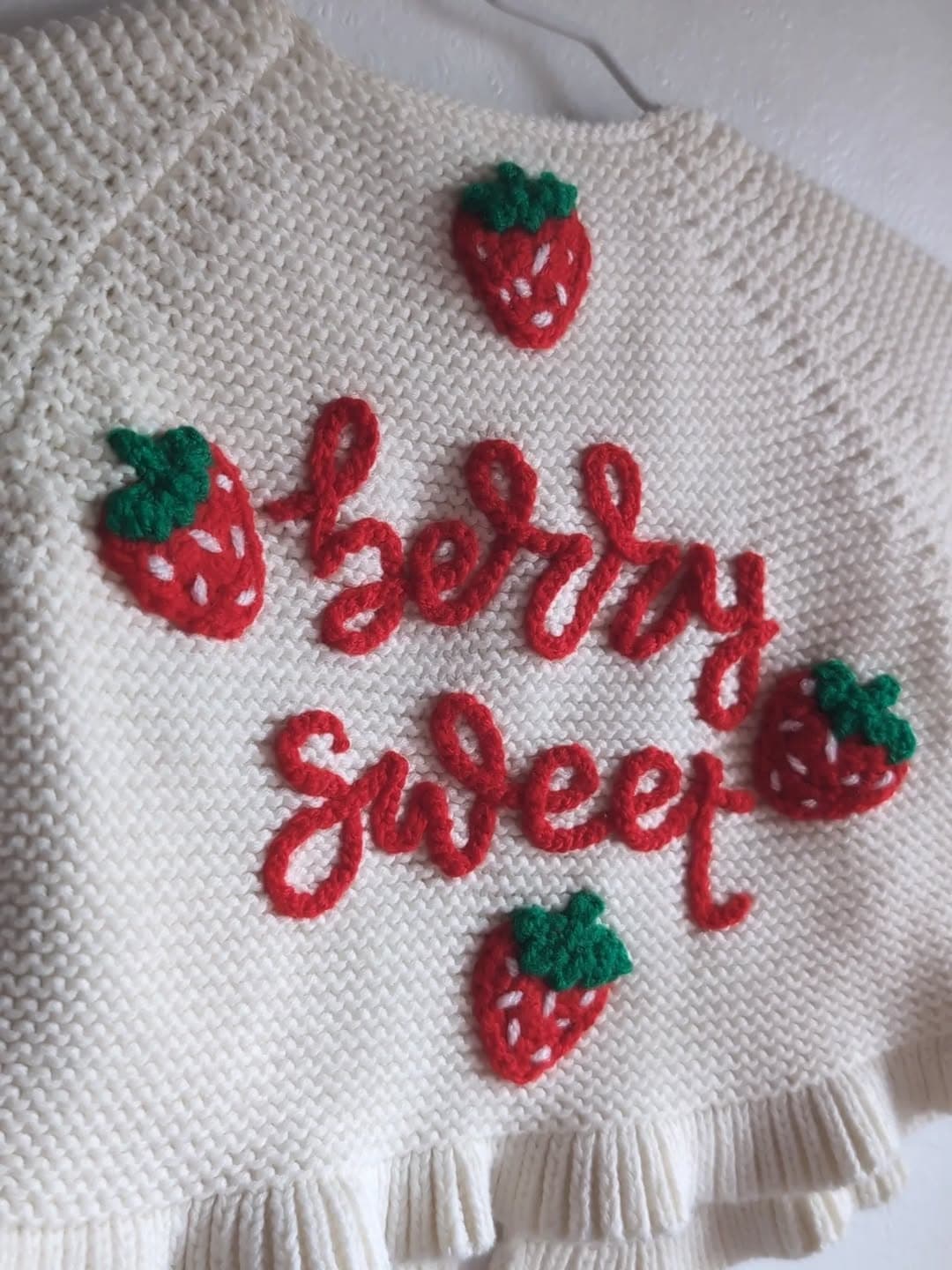 Instagram post: 🍓 berry 🍓 sweet 🍓

Knit Details 
🪡 White Knit ...